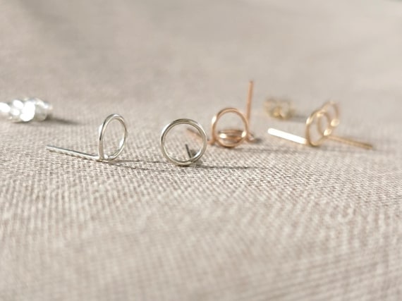 Circle earrings made of precious gold filled - minimalist stud earrings, geometric jewelry, customizable I KIZZU