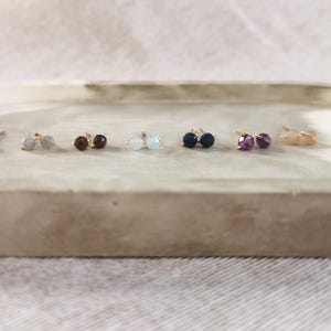 Kleine Edelstein Ohrstecker – in Sterling Silber, Gold Filled oder Roségold Filled – mit Symbolkraft – kleines Geschenk für sie | KIZZU
