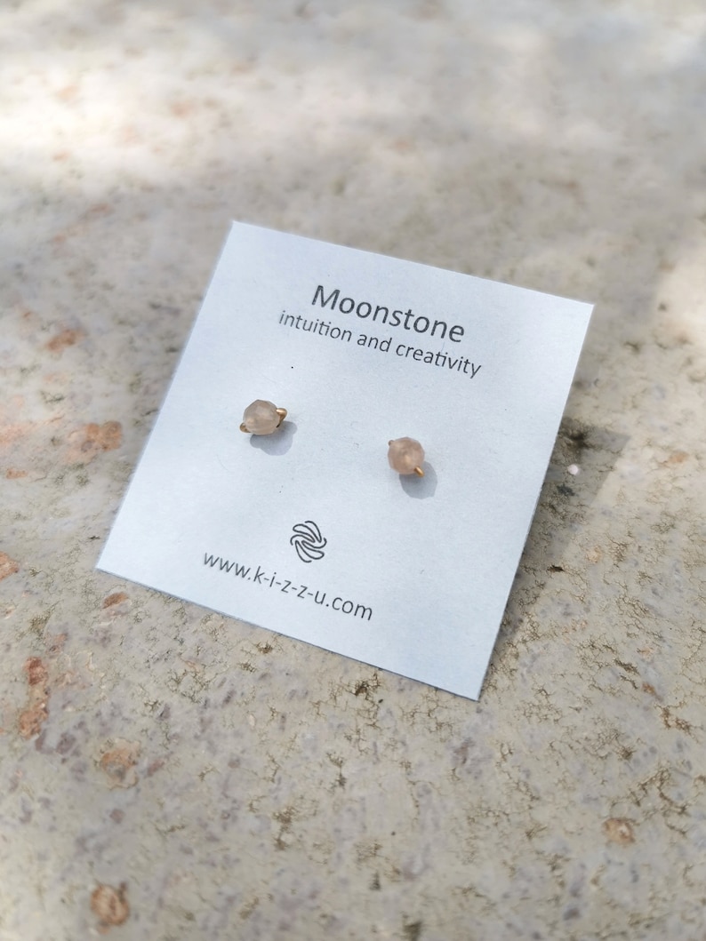minimalistische maansteen oorbellen, ideaal als kleine oorbel ook voor het tweede oorgat, geboortesteen juni afbeelding 6