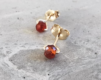 Boucles d'oreilles clous en grenat rouge, idéales comme petite boucle d'oreille pour le deuxième trou d'oreille, pierre de naissance de janvier, cadeau Saint Valentin