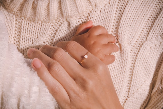 exquisite moonstone gold ring, subtle gemstone ring, made by hand, made of high-quality gold filled