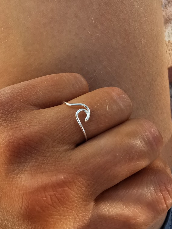 Wave ring in sterling silver, minimalist handmade ring, ocean jewelry, adjustable silver ring, gift for ocean lovers | KIZZU