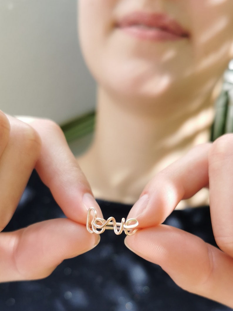 gepersonaliseerde LOVE-ring ideaal voor verloving en teken van eeuwige liefde, ring met de letters love, gepersonaliseerde sieraden afbeelding 4