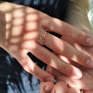 gepersonaliseerde LOVE-ring ideaal voor verloving en teken van eeuwige liefde, ring met de letters love, gepersonaliseerde sieraden afbeelding 3