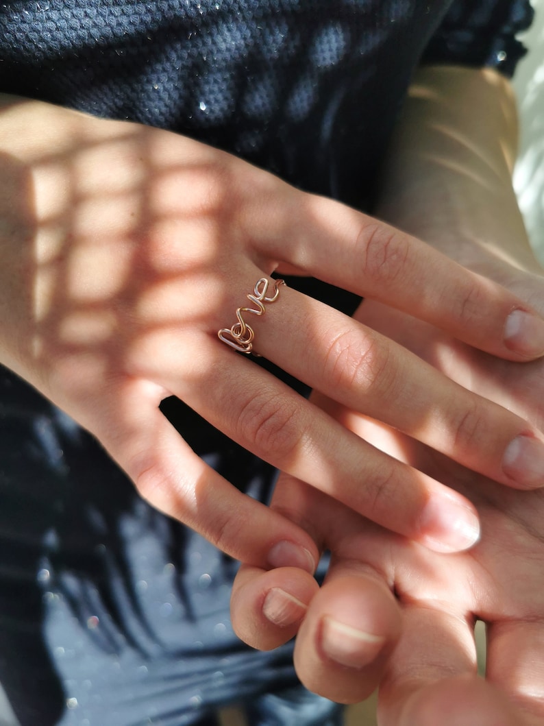 gepersonaliseerde LOVE-ring ideaal voor verloving en teken van eeuwige liefde, ring met de letters love, gepersonaliseerde sieraden afbeelding 3