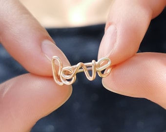 bague LOVE personnalisée - idéale pour les fiançailles et signe de l'amour éternel, bague avec le lettrage love, bijoux personnalisés