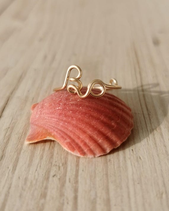 Personalisierter Namensring Gold Filled | Ring mit Name Partner | Zarter minimalistischer Ring handgefertigt | Geschenk Freundin | KIZZU