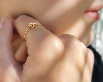 Knotenring aus Gold, keltischer knoten, dezenter goldener Drahtring, handmade jewelry, minimalistischer Schmuck, Geschenk für sie