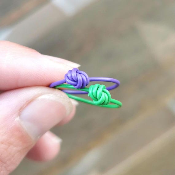 Upcycling Ring Purple – Handmade knotted ring made from recycled cable | Flexible, lightweight & colorful | Statement jewelry | KIZZU