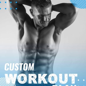 Può includere: Immagine in scala di grigi di una persona muscolosa con le braccia dietro la testa. Il testo "CUSTOM WORKOUT PLAN:" è visualizzato in bianco, con elementi di design blu sullo sfondo. La persona indossa pantaloncini blu scuro.