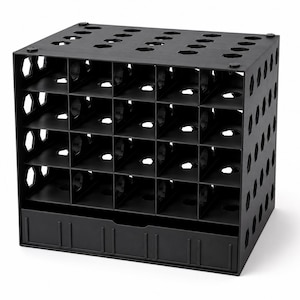 Peut inclure: Un organisateur de rangement en plastique noir doté d'une grille de vingt compartiments carrés disposés en quatre rangées et cinq colonnes. L'unité comprend un tiroir large à la base avec une poignée découpée et des ouvertures latérales.