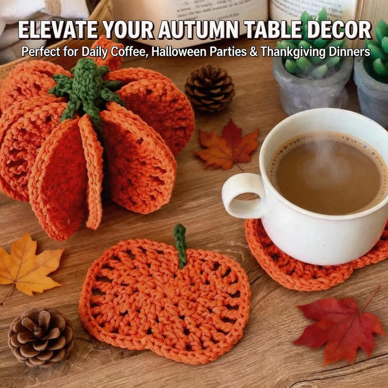 Puede incluir: Una calabaza naranja tejida a ganchillo con un tallo verde, un posavasos plano de calabaza tejido a ganchillo y una taza de cer&aacute;mica blanca llena de caf&eacute;. El texto ELEVATE YOUR AUTUMN TABLE DECOR y Perfect for Daily Coffee, Halloween Parties & Thanksgiving Dinners es visible.