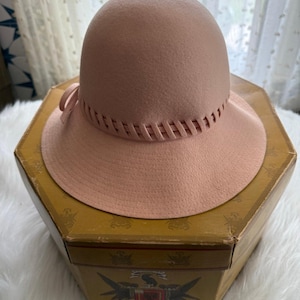 Vintage 50s USA Bollman Cloche Tilt Doeskin Dove Gray Brim Ribbon Bow Hat ✨ 1960s–1970s Black Doeskin Felt Hat ✨ A classic vintage  main image 4