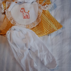 Conjunto de 1984 de Cabbage Patch Kids: vestido de jirafa, estampado de cuadros amarillos, babero y medias.