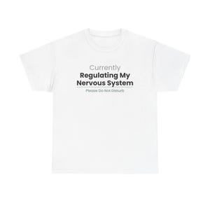 Può includere: T-shirt bianco con la scritta "Currently Regulating My Nervous System. Please Do Not Disturb" in un font semplice. La maglietta è a girocollo.