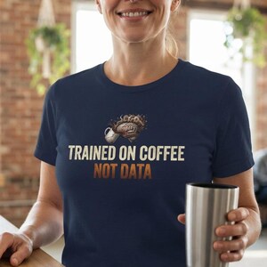 Camiseta engraçada sobre café, treinada em café, não em dados, camiseta com humor sobre IA, presente para programador, presente para profissional de tecnologia e amante de café, camiseta para cientista de dados