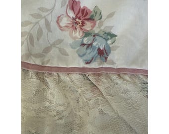 Vintage Springs Industries Queen-Size-Spitzenbettlaken mit Rüschen und Rosenmuster im Landhausstil