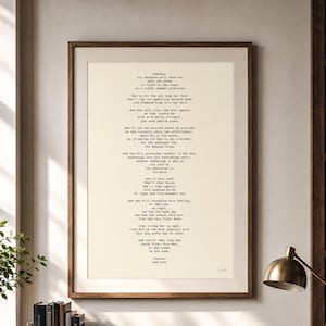 Peut inclure: Impression encadrée d'un poème en noir. Le cadre est en bois foncé et est posé sur un bureau en bois. Le bureau comprend également des livres, une lampe et une chaise en cuir.