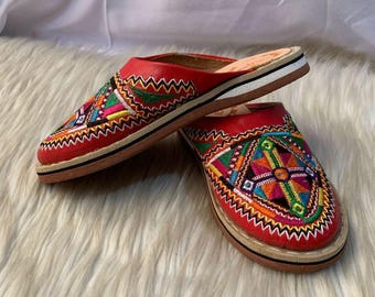 Handmade Moroccan Berber Babouche Slippers – Genuine Leather White, Black, Red & Gold Design –Soft, Comfortable Traditional Oriental Shoes