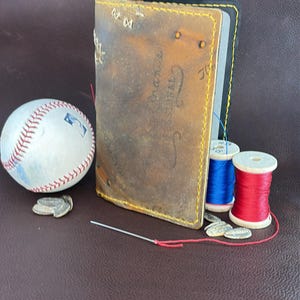 Unik Rawlings Mickey Mantle basebollanteckningsbok – Handsydd från en begagnad vintage basebollhandske
