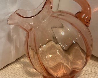 Jarra de cristal rosa estilo vintage de Pilgrim Glass con forma de bola inclinada, de vidrio artístico soplado a mano, jarra grande con diseño en espiral y borde ondulado, estilo moderno de mediados de siglo.