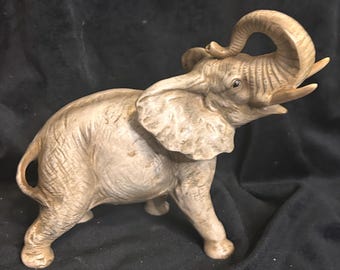 Figura vintage de elefante de cerámica mate de ENESCO Japón con pegatina de lámina y trompa hacia arriba.