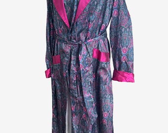 Conjunto de pijama vintage de 3 piezas de satén de los años 90, compuesto por top y pantalón, con bata a juego en azul marino y fucsia.