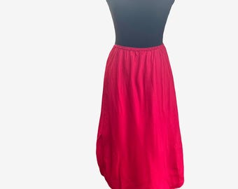 Combinación roja vintage con bajo curvado y abertura de Deeana, talla mediana.