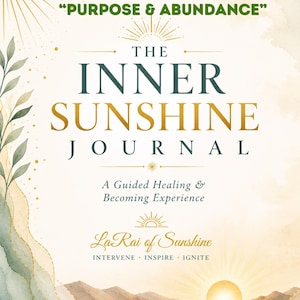Peut inclure: Une couverture de journal intitulée The Inner Sunshine Journal, A Guided Healing & Becoming Experience, avec le texte Purpose & Abundance. Le design présente un lever de soleil sur l'eau, du feuillage vert et des accents dorés sur fond crème.