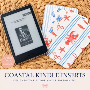 以下が含まれることがあります： Kindle Paperwhiteと、沿岸をテーマにした2つのインサート。インサートには、赤いロブスター、ヒトデ、航海要素が白い背景に青いストライプで描かれています。「Coastal Kindle Inserts」と書かれたテキスト。