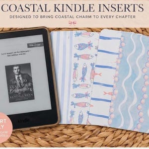 以下が含まれることがあります： Kindle電子書籍リーダーと、沿岸デザインの装飾用インサート3枚。インサートは、青、ピンク、白の色合いで魚、ストライプ、波線のパターンを特徴としています。Kindleは本の表紙を表示しています。テキストは「COASTAL KINDLE INSERTS」と書かれています。