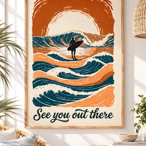Op de afbeelding: Een rechthoekige wandkunstprint met een gestileerde illustratie van een surfer die een surfboard in de oceaan vasthoudt. Het ontwerp gebruikt een palet van oranje, donkerblauw en crème, met een grote zon en golven. De tekst See you out there is afgedrukt.