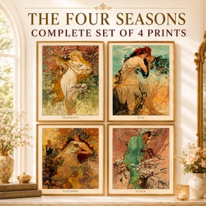 Può includere: Un set completo di quattro stampe artistiche intitolato THE FOUR SEASONS, con illustrazioni di donne che rappresentano primavera, estate, autunno e inverno. Ogni stampa è incorniciata in oro e riporta il nome della stagione in francese.