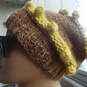 Woll Strickmütze: Braune Slouchy Mütze mit Gelben Pompoms