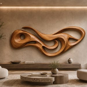 Puede incluir: Una gran escultura de pared horizontal hecha de madera marrón pulida, con curvas orgánicas fluidas e interconectadas y huecos que crean una forma continua, montada centralmente sobre una pared de tonos neutros y superficie lisa.