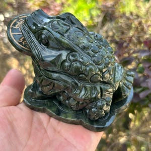 Natural Jade Three Legged Money Toad Statue Hand Carved Wealth Frog Figurine Feng Shui Desk Decor with Base
