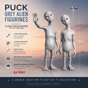 Könnte beinhalten: Zwei graue Alien-Figuren mit großen Köpfen und blauen Augen, 18cm groß. Eine Figur hat den rechten Arm zum Gruß erhoben. Der Text lautet PUCK GREY ALIEN FIGURINES, INSPIRED BY CLOSE ENCOUNTERS OF THE THIRD KIND und 18CM TALL.