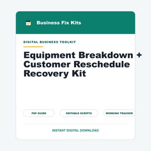Op de afbeelding: Een digitale zakelijke toolkit getiteld Business Fix Kits, Equipment Breakdown + Customer Reschedule Recovery Kit. Het bevat een PDF-gids, bewerkbare scripts en een werktracker. Het ontwerp heeft een donkergroene koptekst en een witte achtergrond met de tekst Instant Digital Download onderaan.