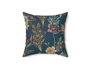 Cojín decorativo con estampado floral.