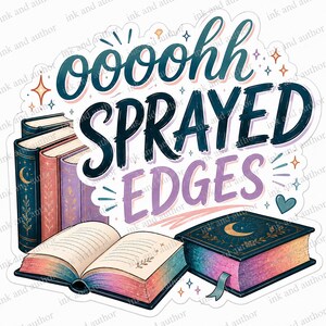 Puede incluir: Una pegatina con las palabras "oooohh SPRAYED EDGES". La imagen presenta una pila de libros, un libro abierto con páginas de colores y un libro cerrado con un diseño de luna creciente.