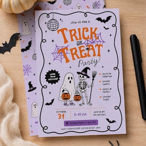 Puede incluir: Una tarjeta de invitación para una fiesta de Halloween de color morado claro con texto naranja que dice Trick or Treat Party. El diseño incluye ilustraciones de un fantasma y un esqueleto con cubos de calabaza, murciélagos, telarañas y una bola disco.