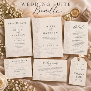 Op de afbeelding: Een trouwkaartenbundel bestaande uit crèmekleurig briefpapier met reliëf witte kanten patronen. De set bevat een save-the-date, uitnodiging, detailkaart, RSVP-kaart, wishing well-kaart en een bedanklabel, allemaal bedrukt met zwarte tekst.