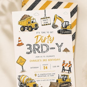Könnte beinhalten: Eine Geburtstagseinladungskarte zum Thema Baustelle mit gelben Muldenkippern, Baggern und Betonmischern. Der Text lautet: It's time to get Dirty 3RD-Y, Join us to celebrate Charlie's 3rd birthday, Saturday August 24, 2:00 PM, 27 Construction Lane, Bricktown, CO 12345, RSVP to Kate 555-123-4567.
