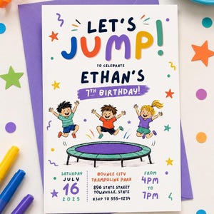 Puede incluir: Una tarjeta de invitación de cumpleaños blanca con el texto LET'S JUMP! TO CELEBRATE ETHAN'S 7TH BIRTHDAY! Tres niños aparecen ilustrados saltando en un trampolín verde. La tarjeta incluye los detalles del evento para el 16 de julio de 2025.