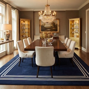 Marineblauwe vloerkleed, vloerkleed met geometrische rand, modern traditioneel vloerkleed, elegant eetkamerkleed, blauw rechthoekig vloerkleed, klassieke woondecoratie:
