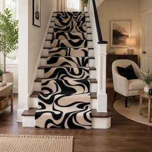 Peut inclure: Un escalier doté d'un tapis de passage au motif abstrait tourbillonnant noir et beige. Les marches sont en bois foncé avec des contremarches blanches, accompagnées d'une rampe en bois blanc et d'une main courante noire vers l'étage.