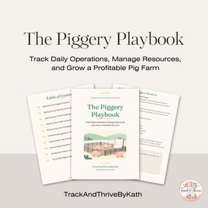 Könnte beinhalten: Das Piggery Playbook ist ein gedruckter Leitfaden für die Verwaltung einer Schweinefarm. Das Cover zeigt den Titel, Untertitel und eine Illustration von drei rosa Schweinen in einem umzäunten Gehege mit einem Klemmbrett. Zwei Seiten zeigen das Inhaltsverzeichnis.