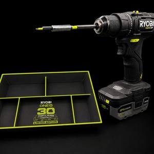 以下が含まれることがあります： 黒とライムグリーンのRyobi One+ HPコードレスドリル（バッテリーとドライバービット付き）と、ライムグリーンの縁取りが施された黒い収納トレイ。トレイには「Ryobi One+ 30 Thirty Years Limited Edition」の文字が記されています。