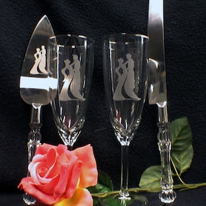 Może przedstawiać: Zestaw narzędzi do serwowania tortu weselnego, w tym nóż i dwa kieliszki do szampana. Kieliszki są grawerowane sylwetką pary tańczącej. Narzędzia znajdują się na czarnym tle z różową różą.