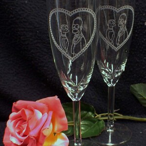 Könnte beinhalten: Zwei klare Champagnerflöten aus Glas mit gravierten Herzen und einem Cartoon-Paar darin. Das Paar ist in Schwarzweiß und scheint ein Mann und eine Frau zu sein.